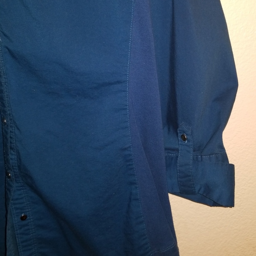 Signature button down Blouse - Picture 3 of 4